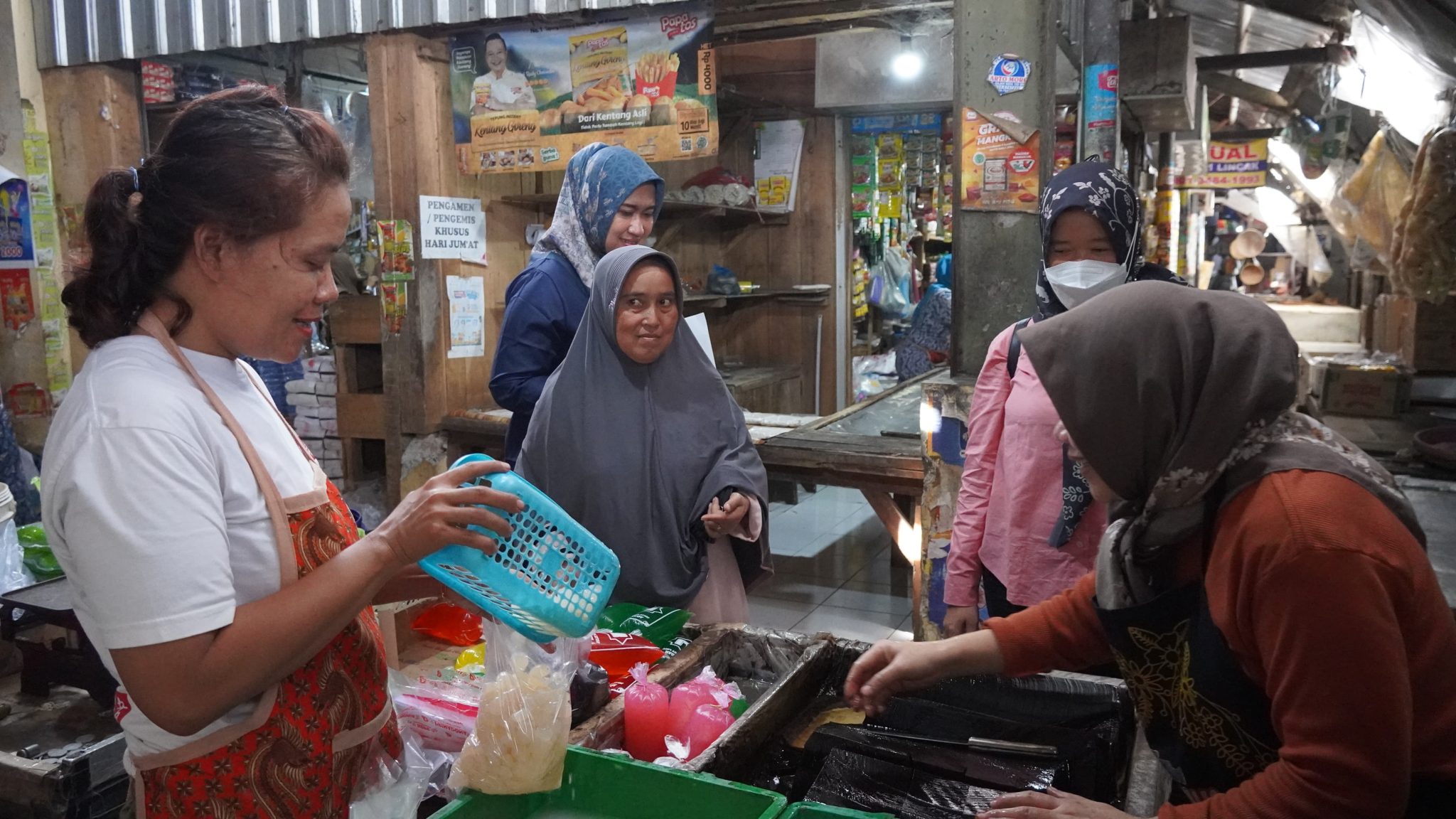 Pemkab Kendal Pantau Minyak Goreng di pasar Boja, Dok. Diskominfo Jateng
