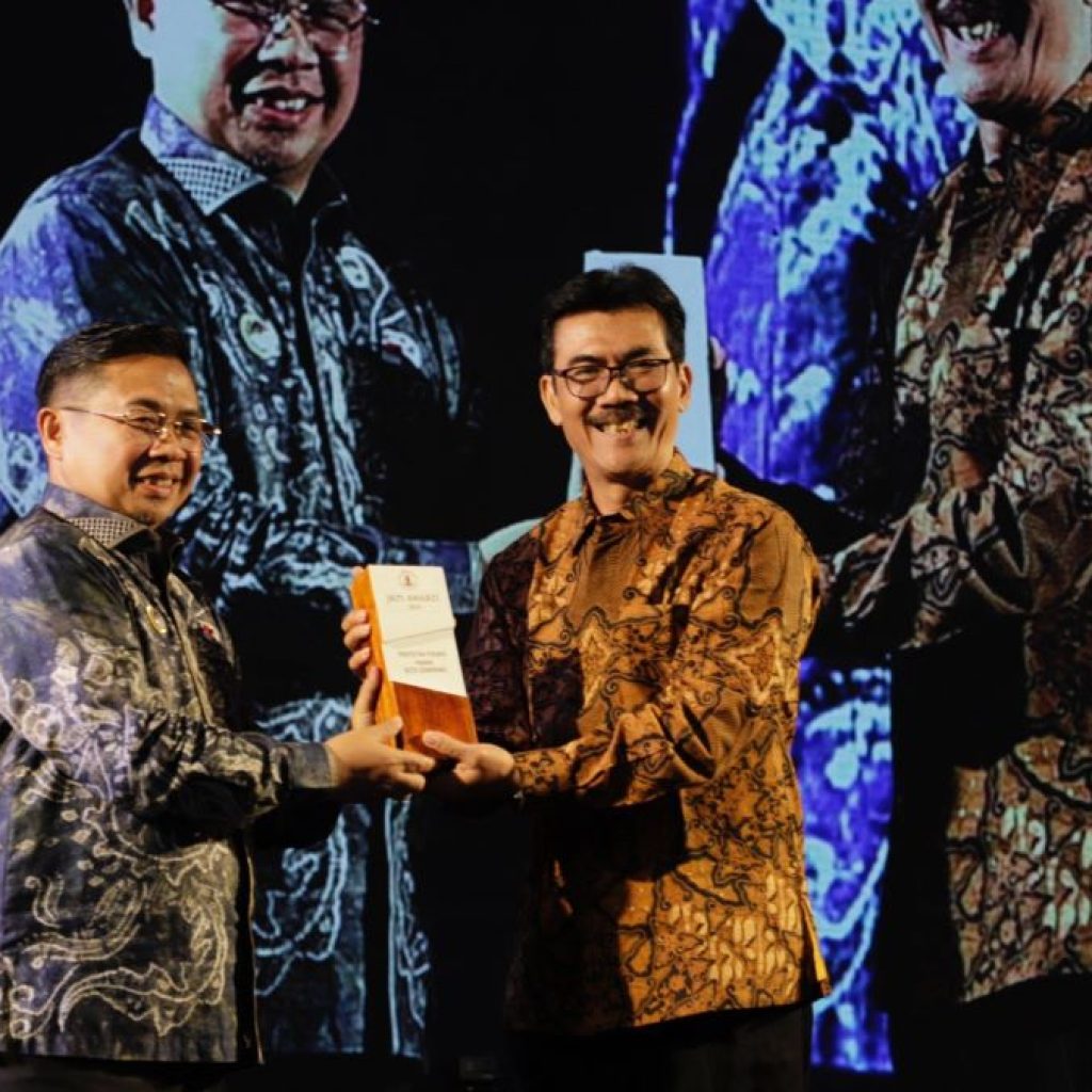 Penerimaan penghargaan Prastisha Pustaka dalam ajang Jaringan Kota Pusaka Indonesia (JKPI) Award 2024. Foto: Dok. Pemkot Semarang