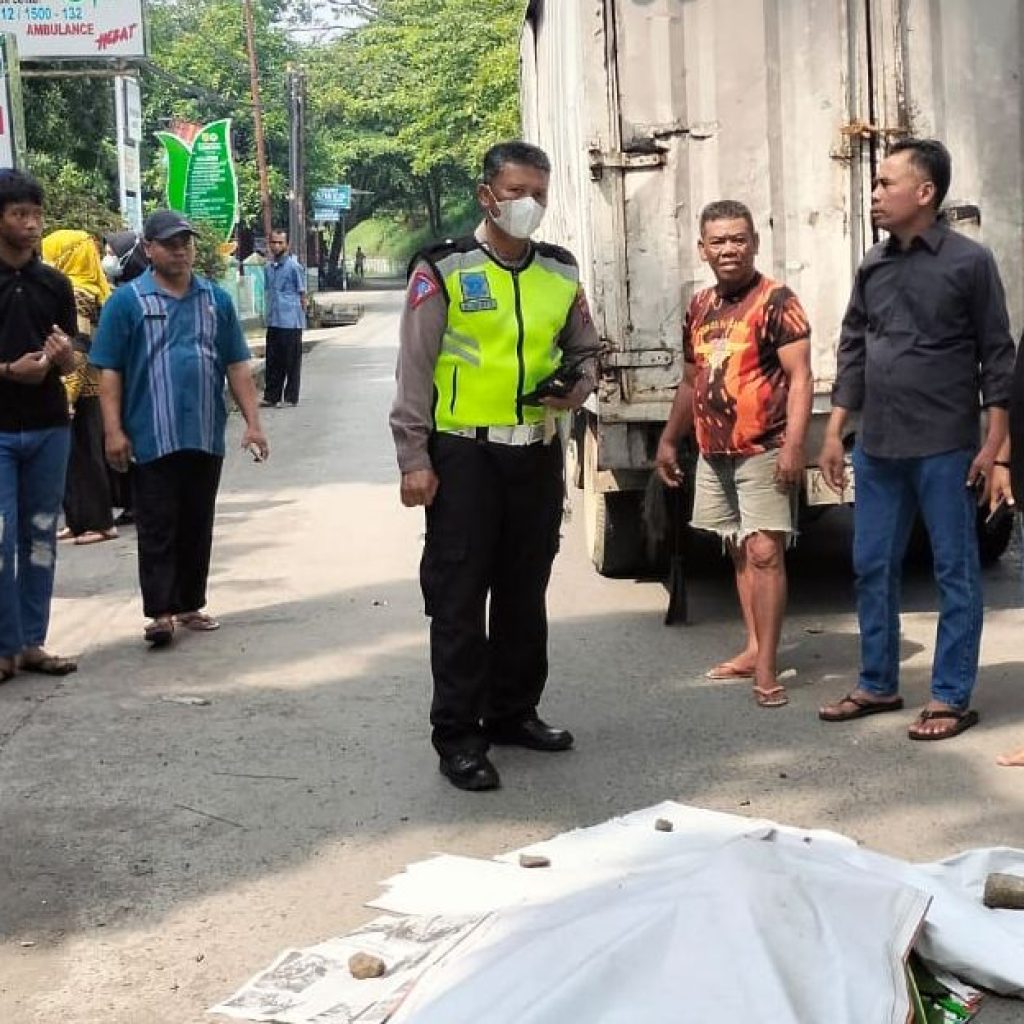 TUTURPEDIA - Gagal Mendahului Truk, Pemotor di Semarang Meninggal Dunia
