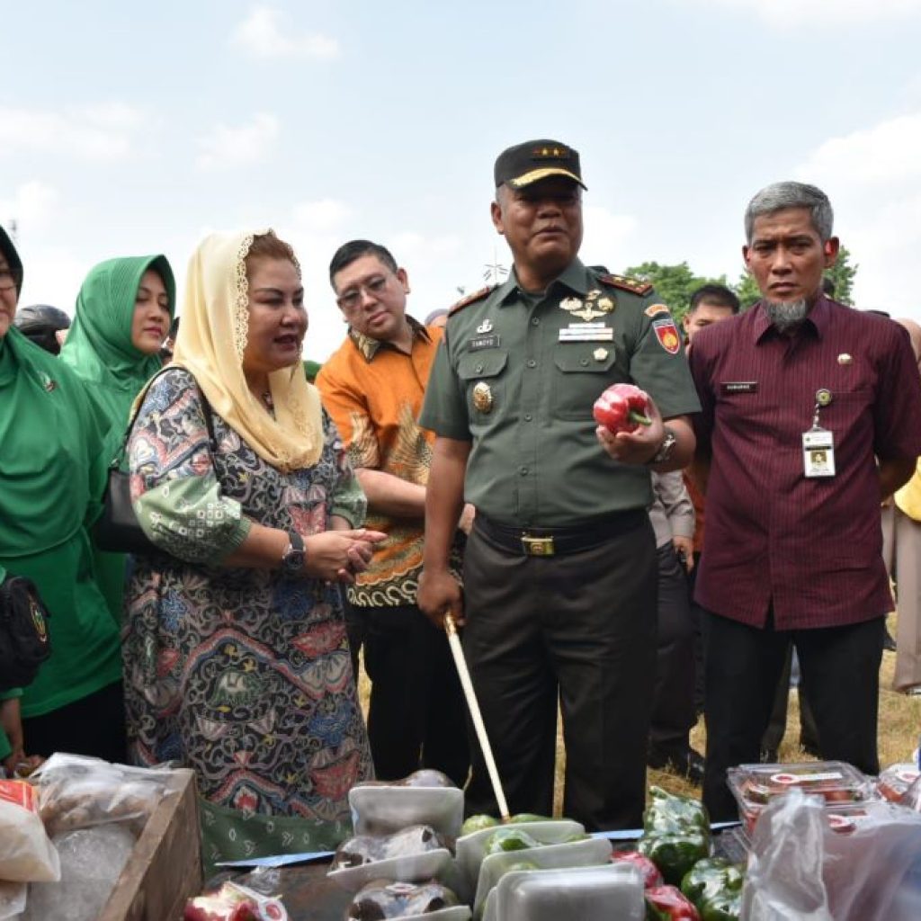 Pemprov Jateng-Kodam IV/Diponegoro menggelar pasar murah untuk mengendalikan Inflasi. Foto: Humas Pemprov Jateng