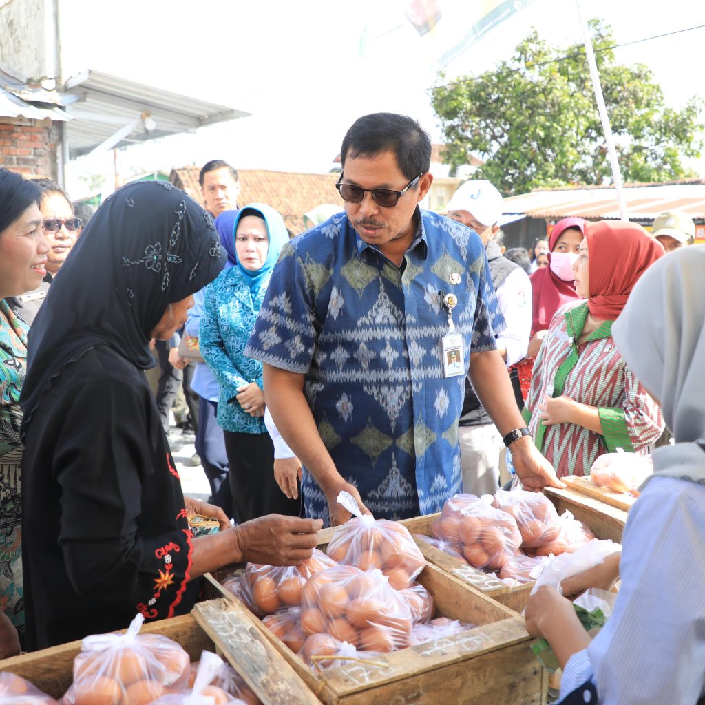 Sembako Dijual Lebih Terjangkau, Warga Sriwungu Temanggung Ramai Ikuti Gerakan Pangan Murah