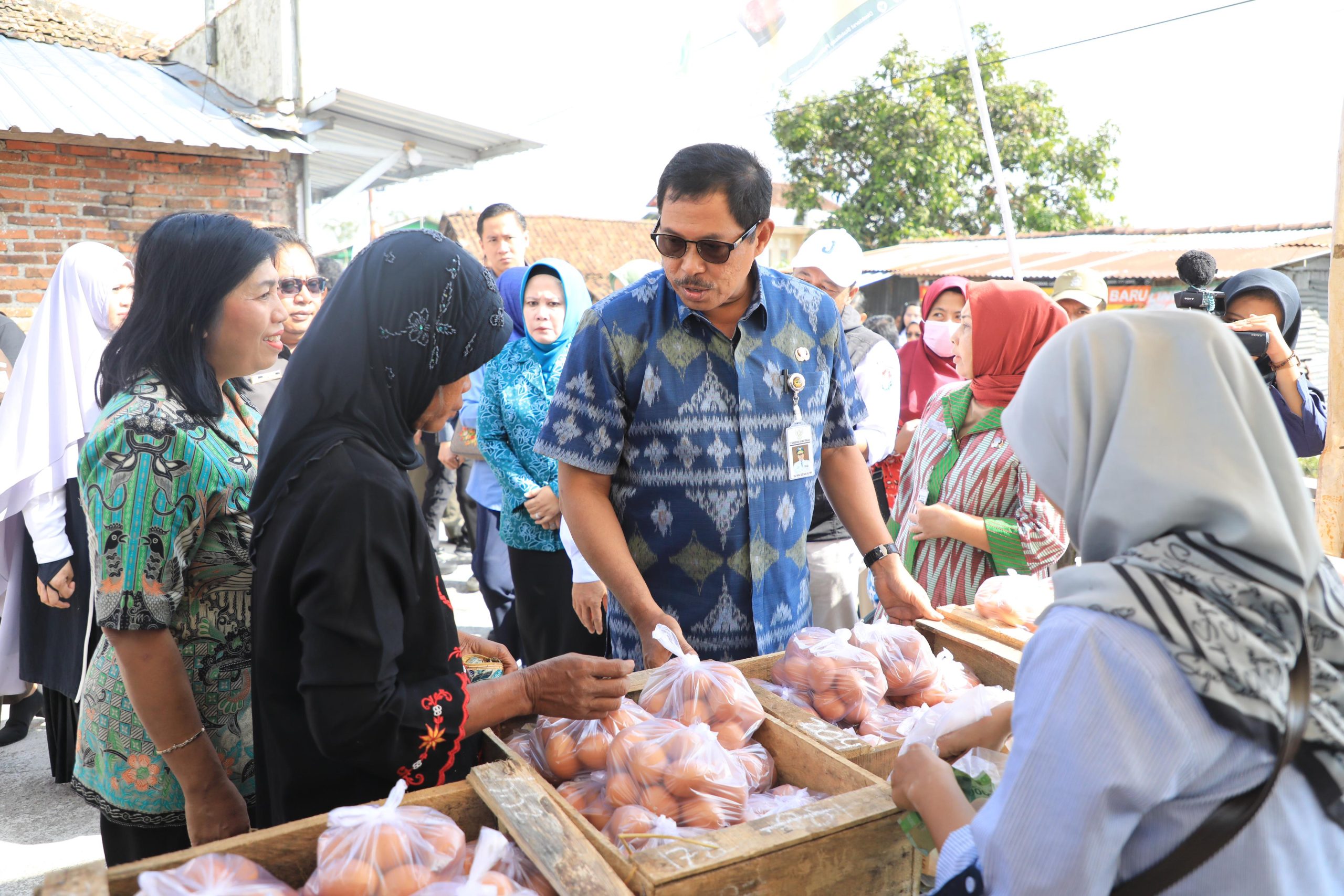 Warga Sriwungu di Temanggung ramai mengikuti gerakan pangan murah. Foto: Humas Pemprov Jateng