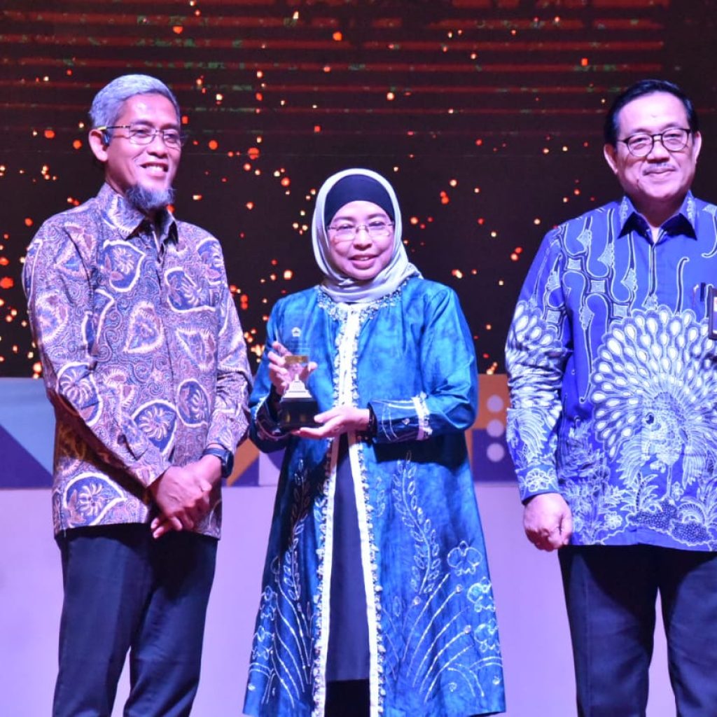 Pemprov Jateng berikan penghargaan pada 22 pemda yang berhasil terapkan sistem merit. Foto: Humas Pemprov Jateng