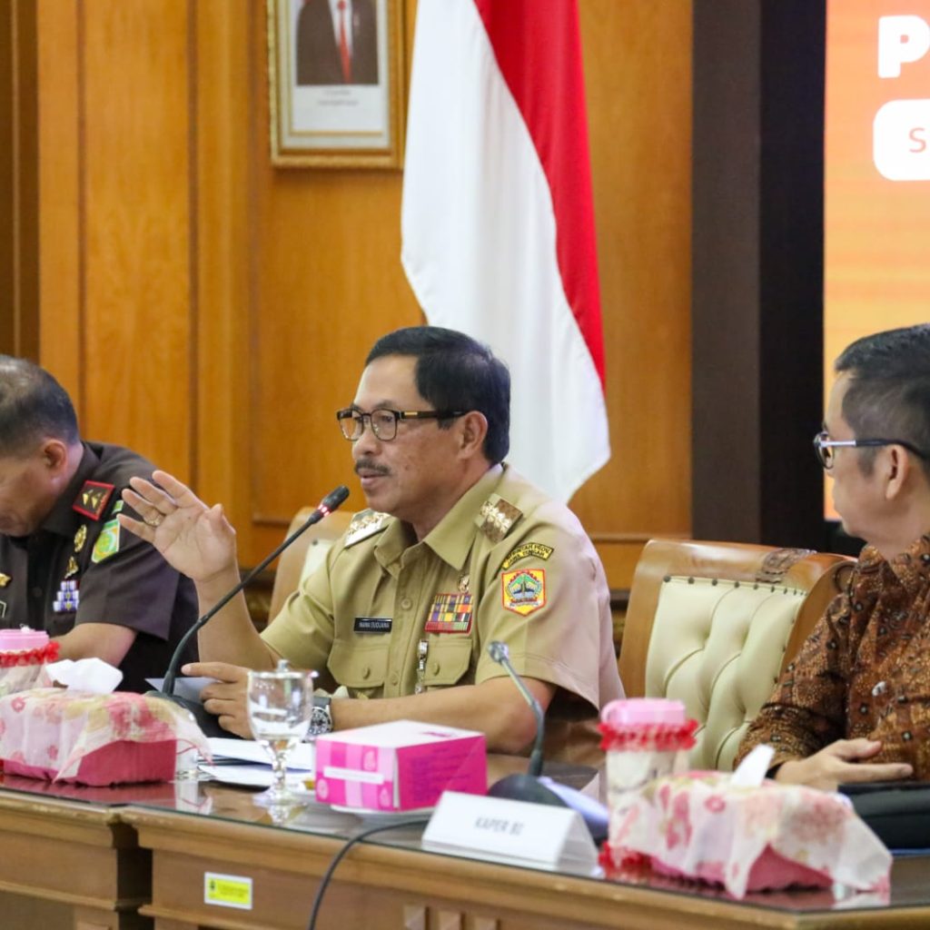 TUTURPEDIA - Berhasil Kendalikan Inflasi di Jawa Tengah, Pemprov Jateng Berikan Piagam Penghargaan pada 9 Lembaga