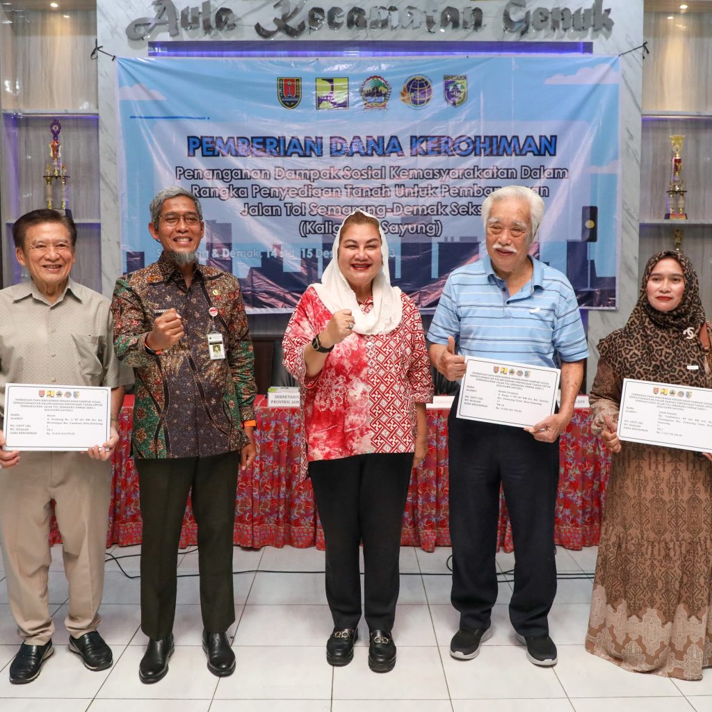 Pemprov Jateng serahkan uang kerohiman bagi warga terdampak pembangunan jalan tol Semarang-Demak. Foto: Humas Pemprov Jateng
