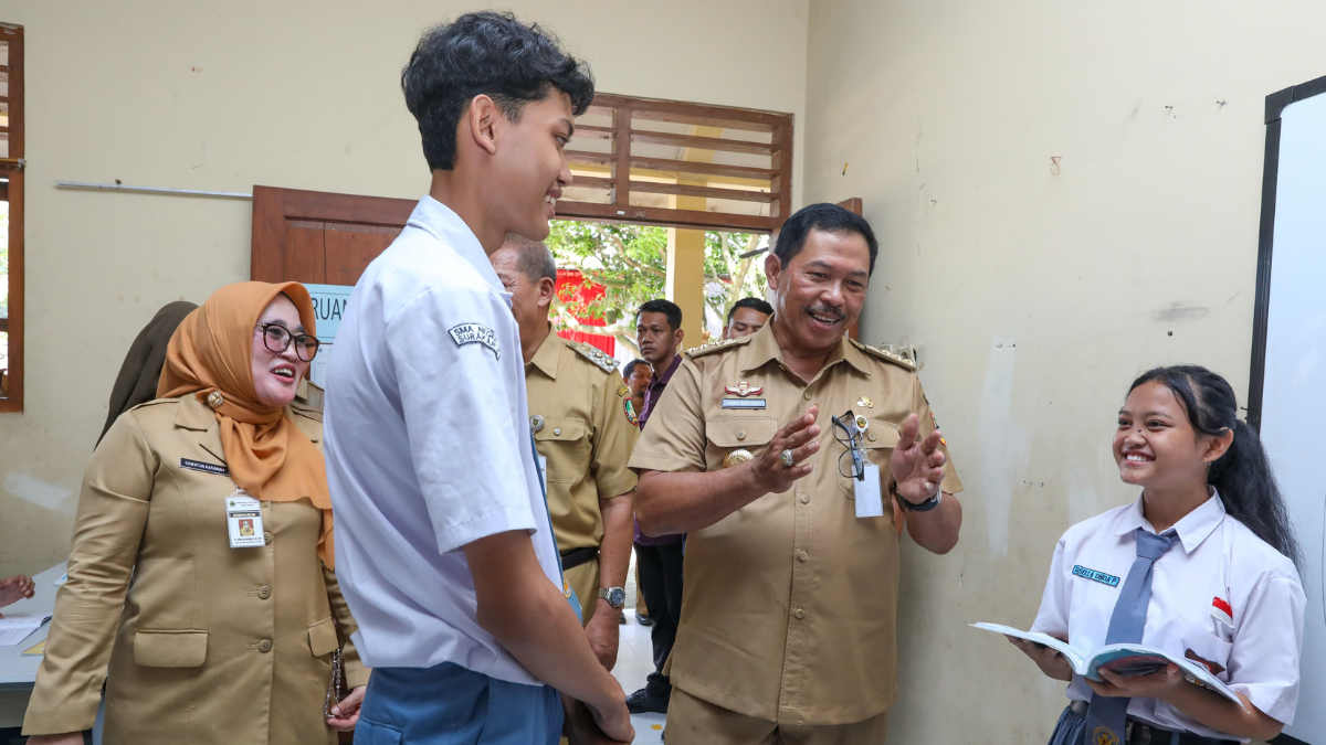 Pj Gubernur Jateng, Nana Sudjana meminta panitia PPDB buka posko pengaduan. Foto: Istimewa