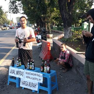 Kesal Masih Banyak Penjualan Miras di Kendal, Pemuda Gelar Aksi Jual Miras di Depan Kantor Satpolkar