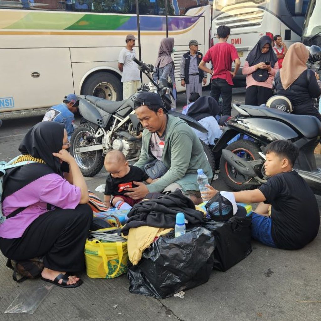 Ratusan pemudik tertahan berjam-jam di Terminal Induk Kota Bekasi. Foto: Laman DPR RI