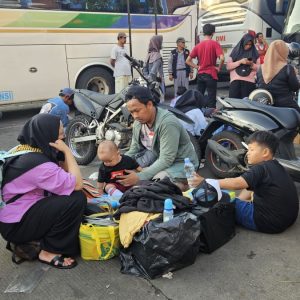 Waduh! Ratusan Pemudik Tertahan Berjam-jam di Terminal Induk Kota Bekasi