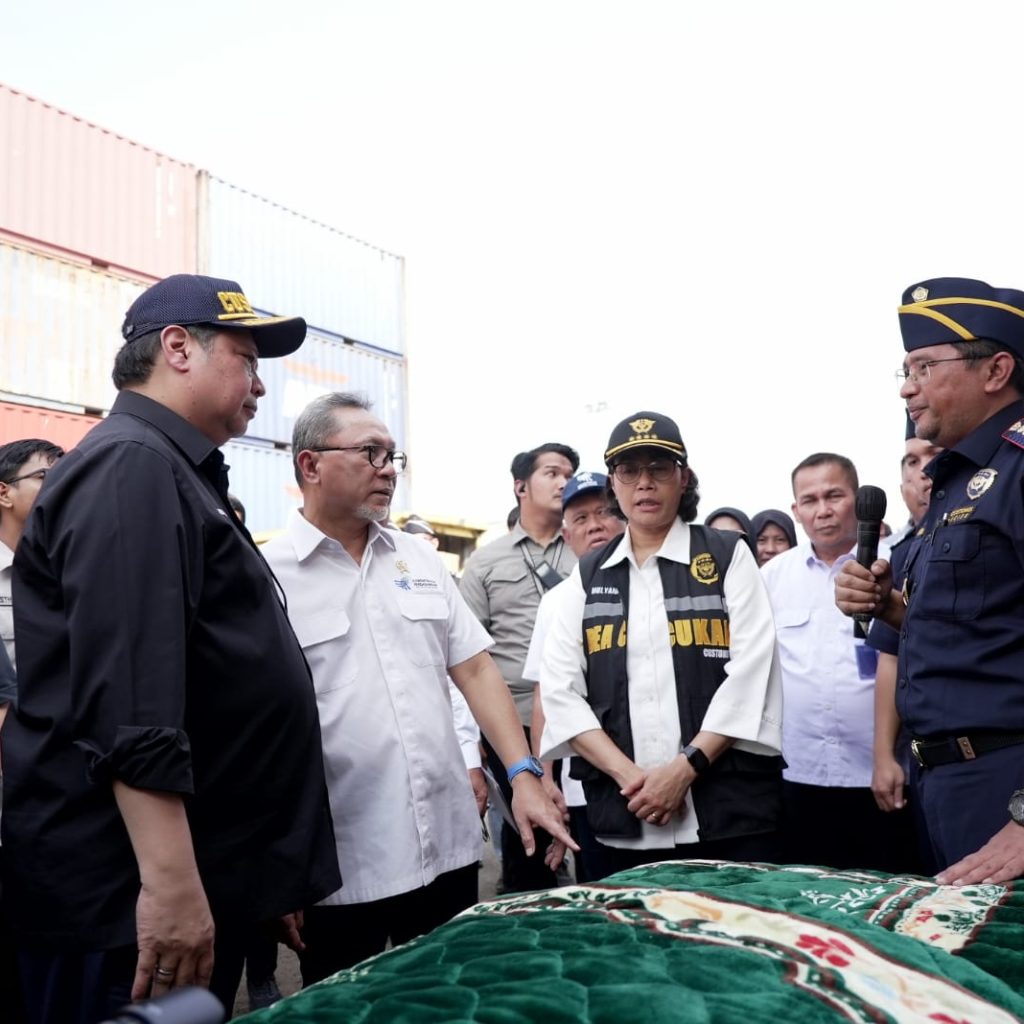Menko Airlangga, Mendag, dan Menkeu musnahkan barang impor ilegal. Foto: Laman Kemenko Perekonomian
