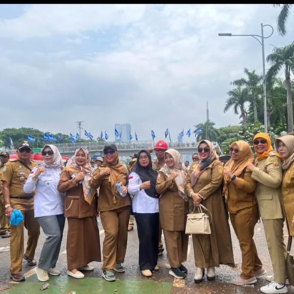 TUTURPEDIA - Viral! Ini Dia Sosok Ibu Kades Ikut Demo Apdesi di DPR dengan Tampilan Glamor dan Mentereng 
