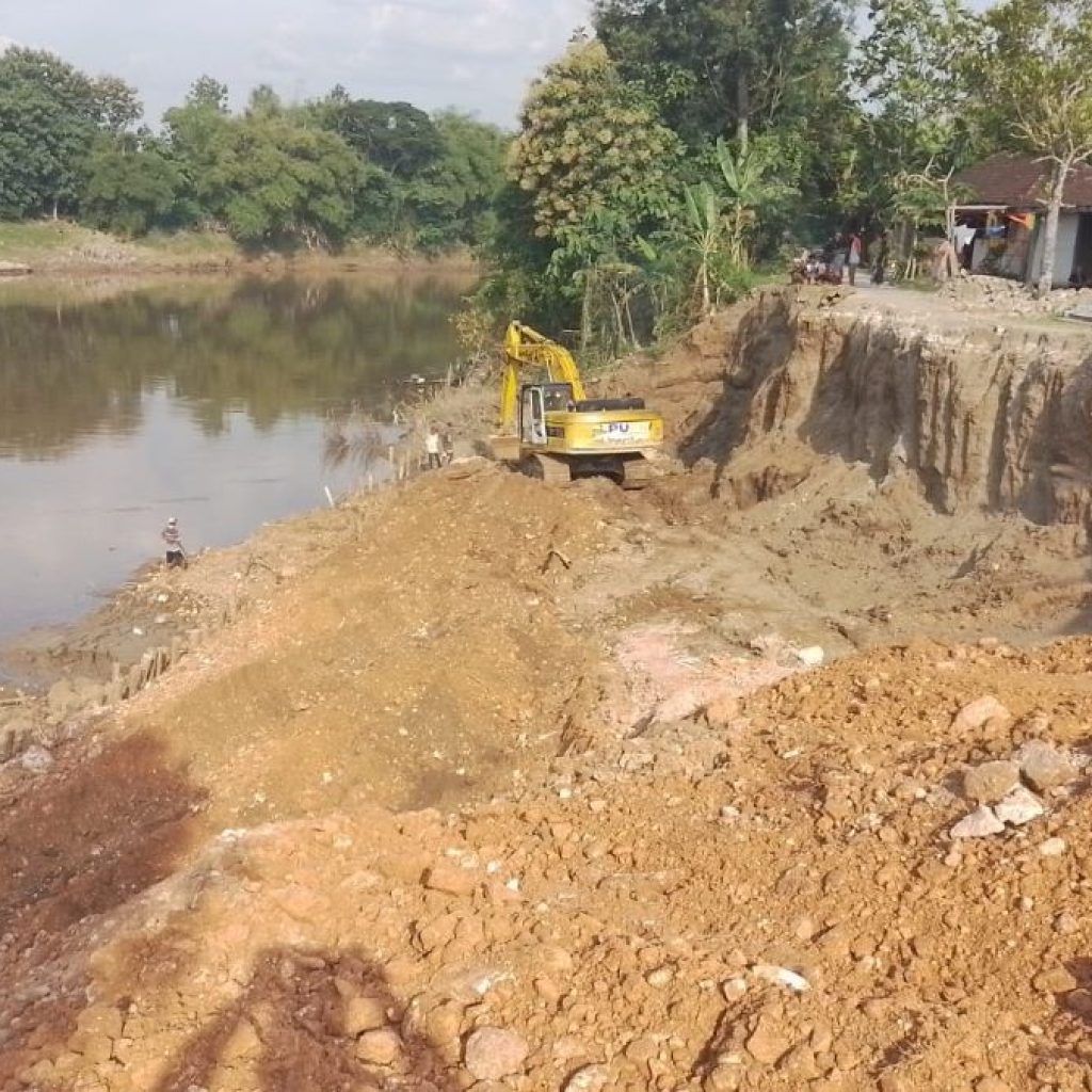 Penanganan longsoran di Sungai Bengawan Solo. Foto: Kabid SDA DPUPR Blora
