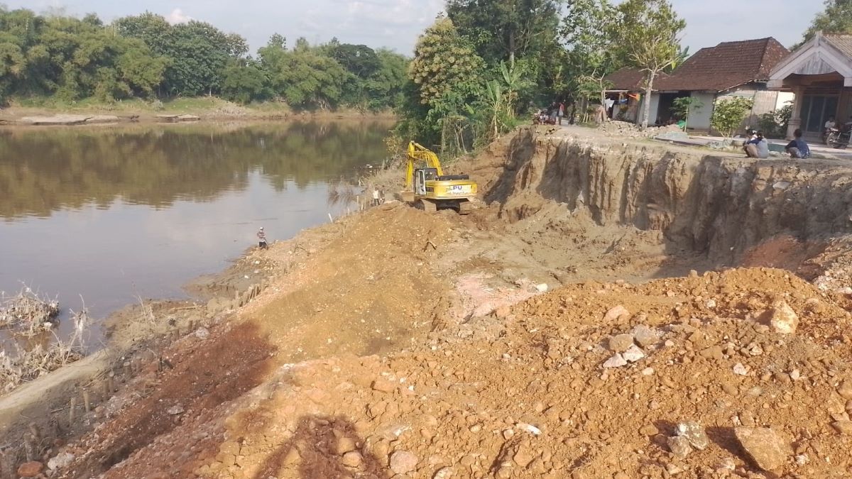 Penanganan longsoran di Sungai Bengawan Solo. Foto: Kabid SDA DPUPR Blora