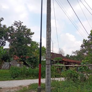 Pendirian Tiang Jaringan Internet Diduga Milik Telkom Tanpa Izin di Perkarangan Rumah, Warga Blora Sampaikan Keluhan