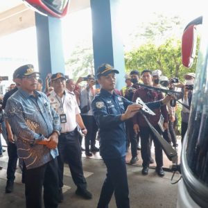 Pj Gubernur Jateng Pantau Persiapan Terminal Tirtonadi dan Stasiun Solo Balapan serta Cek Kendaraan untuk Mudik