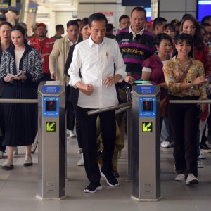 Seru! Presiden Jokowi Ajak Para Artis Jajal LRT Jabodebek