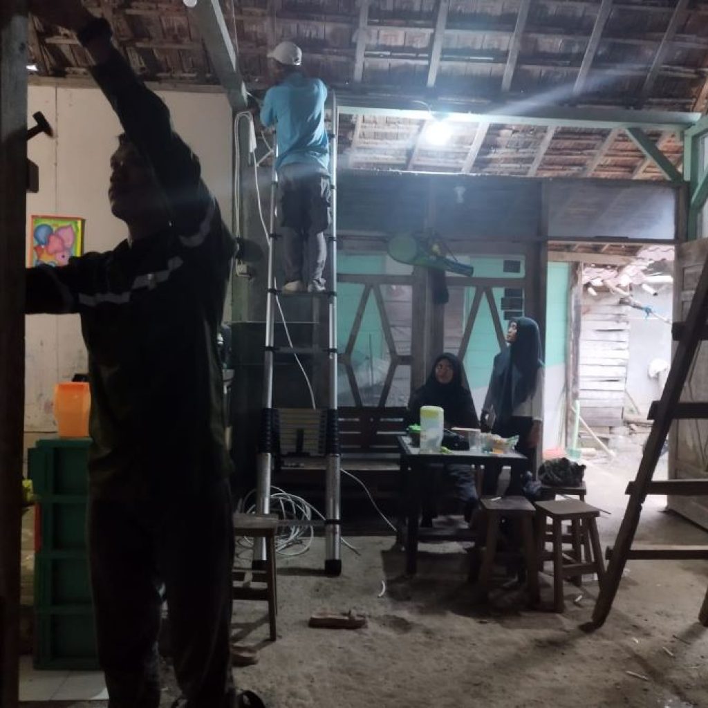 Warga Jepon terima listrik gratis dari PLN ULP Blora. Foto: Dok. Lilik Yuliantoro