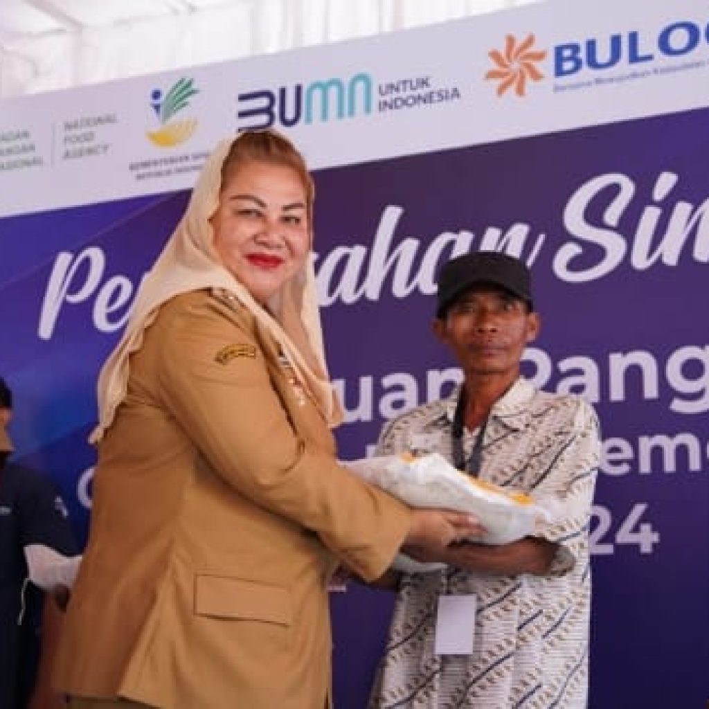 TUTURPEDIA - Salurkan Bantuan Beras, Wali Kota Semarang Pastikan Penyaluran Tepat Sasaran