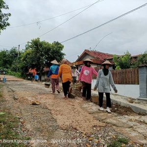 Inilah Semangat Gotong Royong Emak-emak di Desa Plantungan untuk Memperbaiki Jalan Rusak