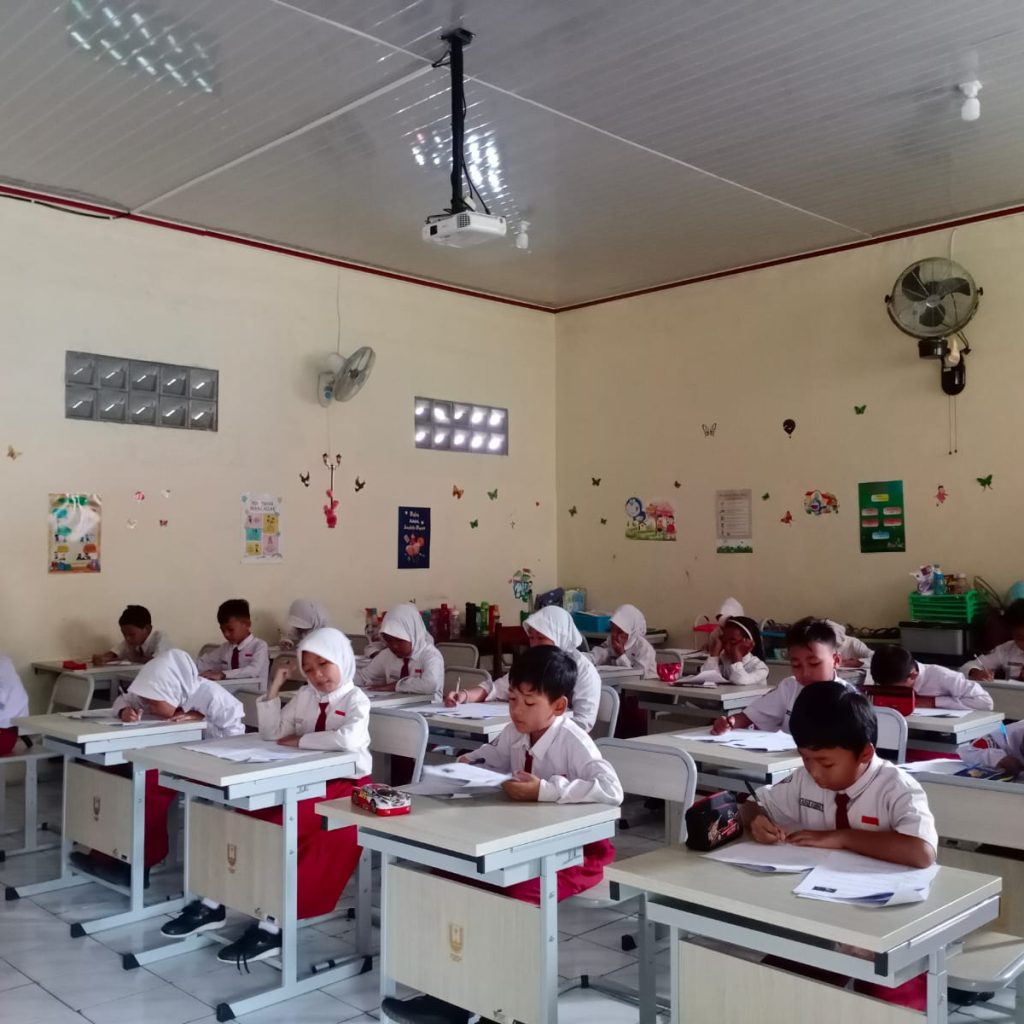 Peremajaan meja belajar baru untuk SD disambut baik oleh pihak sekolah. Foto: Istimewa
