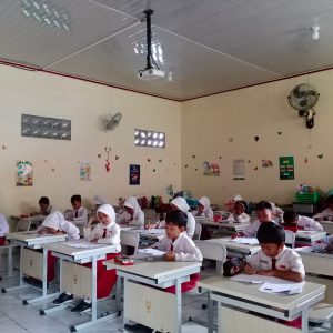 Pengadaan Meja dan Kursi Baru untuk SD Disambut Baik Guru di Kota Semarang