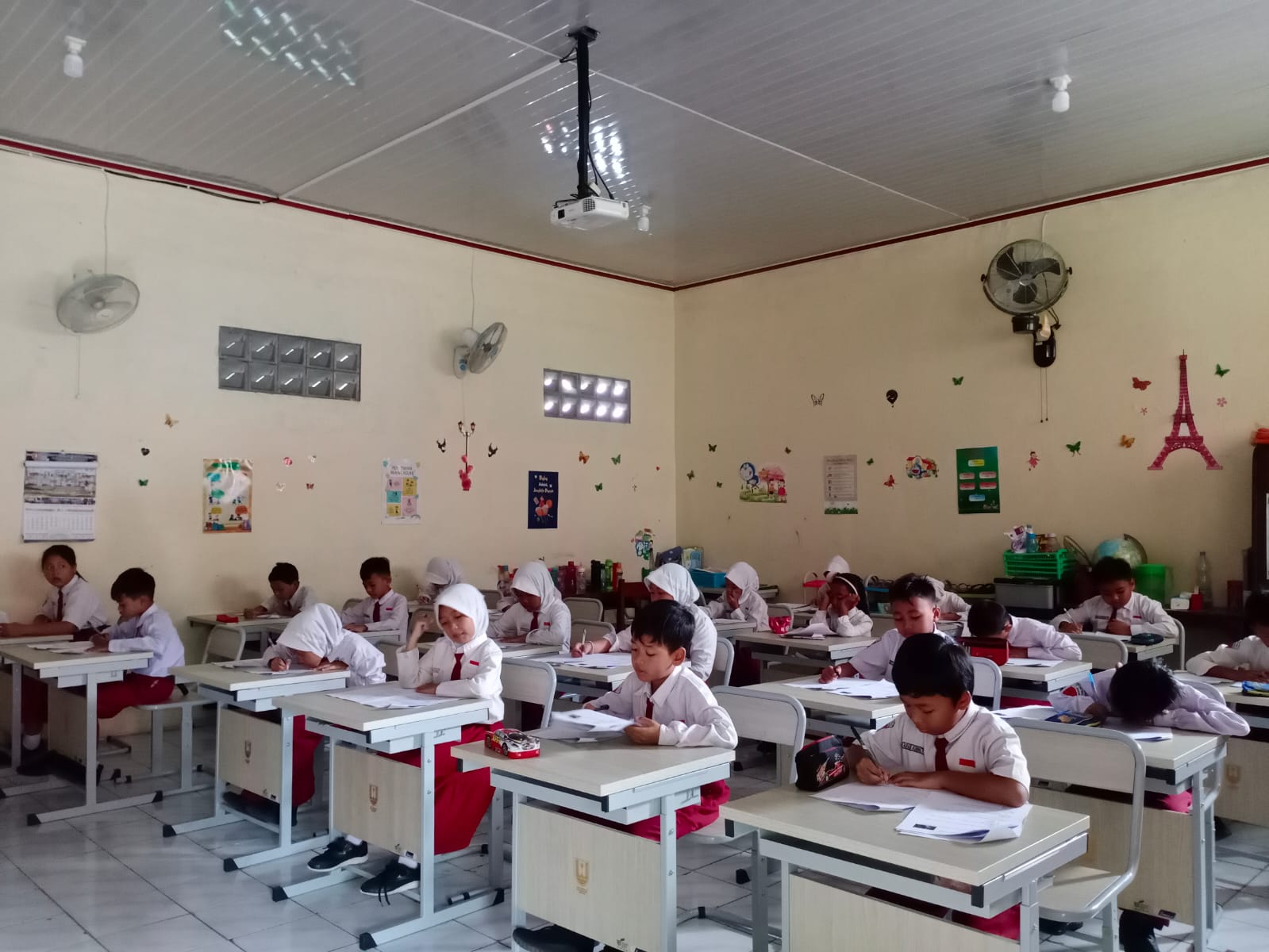 Peremajaan meja belajar baru untuk SD disambut baik oleh pihak sekolah. Foto: Istimewa