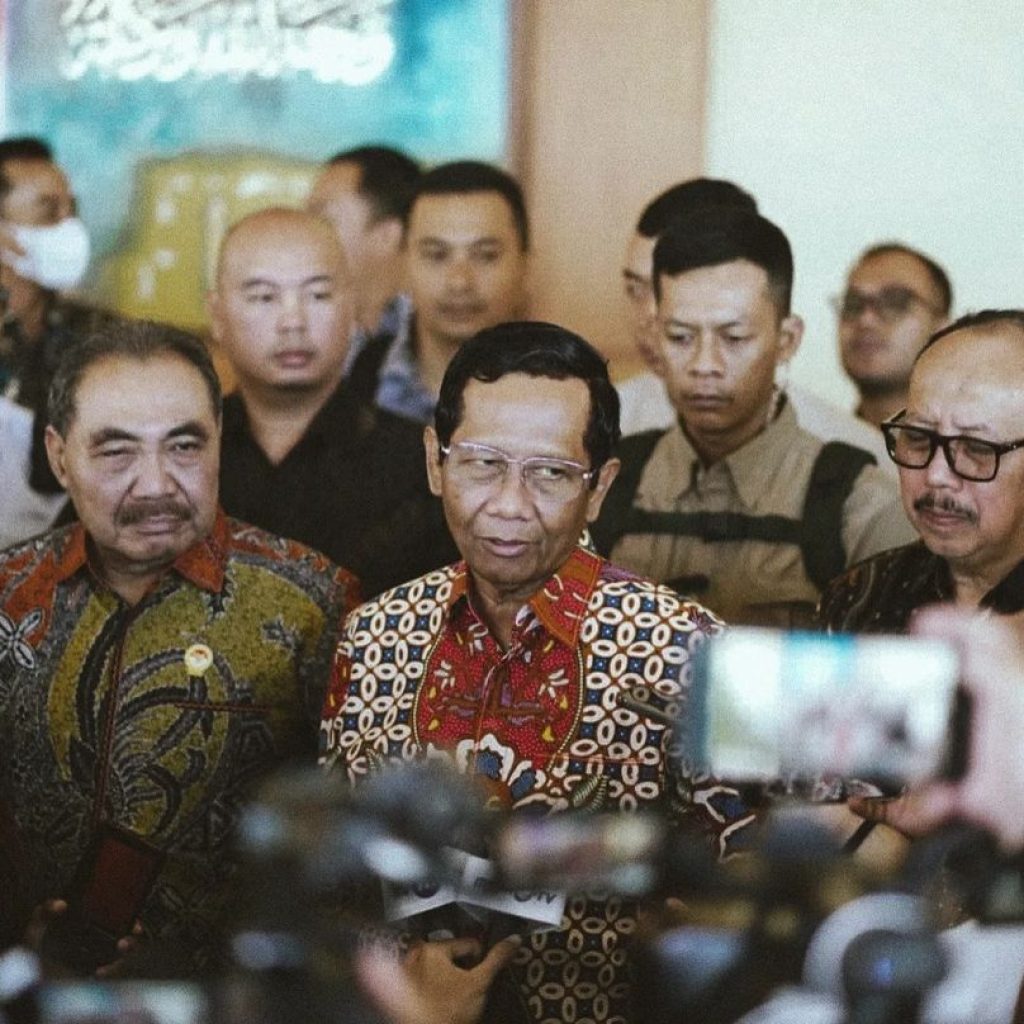 Persiapan Mahfud MD hadapi debat cawapres 2024. Foto: Instagram.com/mohmahfudmd