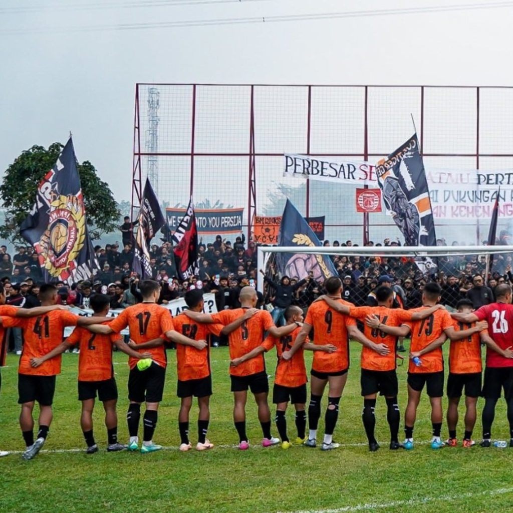 Persiapan Persija jelang laga melawan Persib, ditemani Jakmania. Foto: twitter.com/@Persija_Jkt