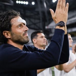 Pertandingan Ditunda Buntut Serangan Ultras Marseilles, Pelatih Lyon Alami Luka di Wajah