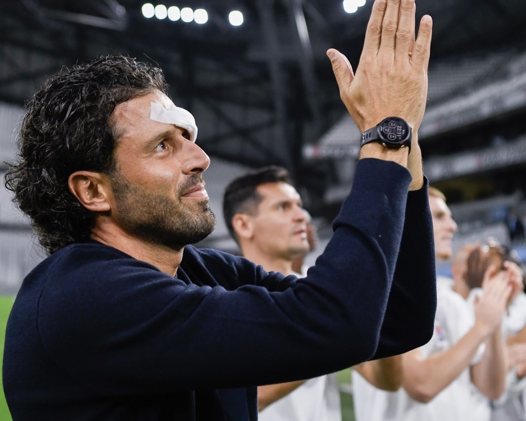 Akibat serangan dari Ultras Marseilles, pertandingan terpaksa ditunda. Foto: X.com/OL