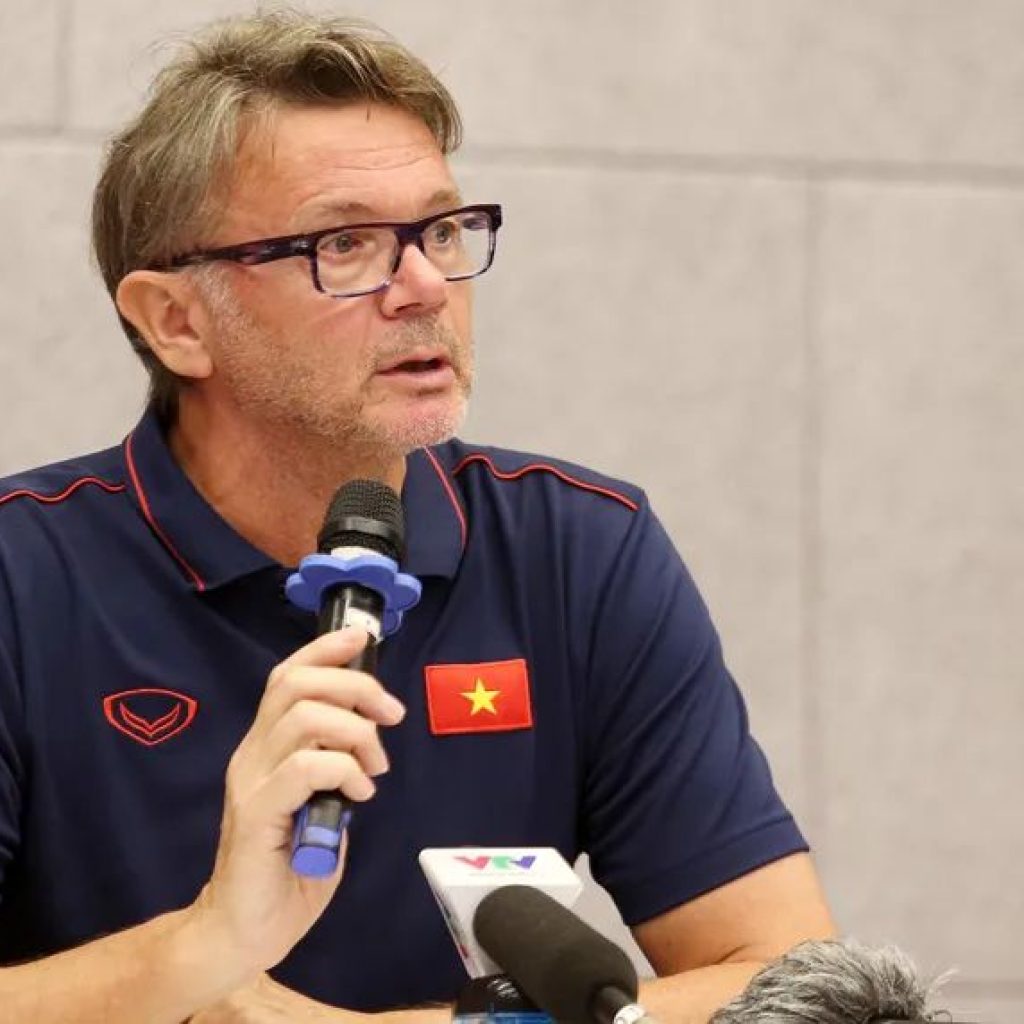 Philippe Troussier resmi putus kontrak dengan Federasi Sepak Bola Vietnam. Foto: instagram.com/1troussier