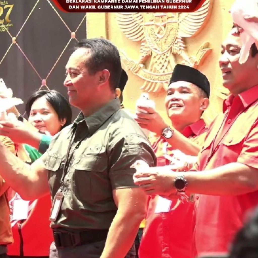 Cagub-Cawagub Pilgub Jateng hadiri deklarasi kampanye damai di Kantor KPU setempat, Semarang, Selasa (24/9/2024). Foto: Tangkapan Layar YouTube KPU Jateng