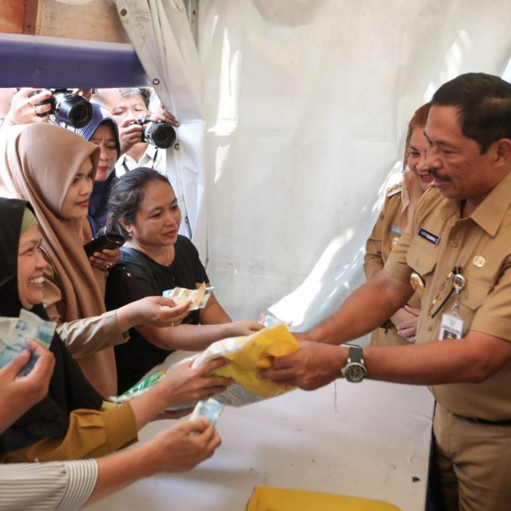 Pj Gubenur Jateng pastikan persediaan pangan dan energi aman jelang Lebaran. Foto: Humas Pemprov Jateng