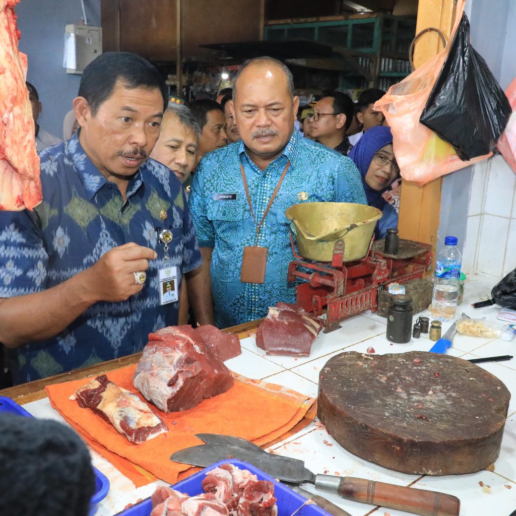 Pj Gubernur Jateng, Nana Sudjana, ungkap harga sembako sudah mulai turun. Foto: Humas Pemprov Jateng