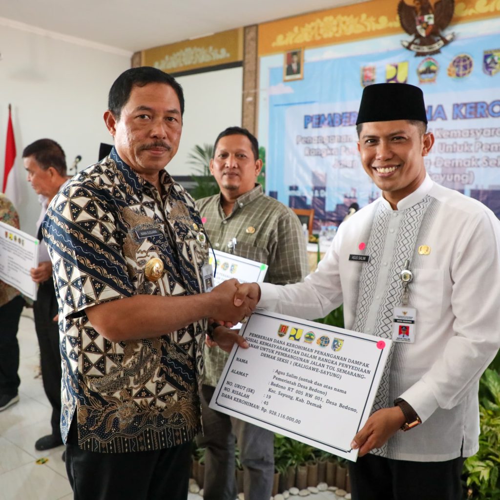 Pj Gubernur Jateng, Nana Sudjana beri dana kerohiman ke warga Demak. Foto: Humas Pemprov Jateng