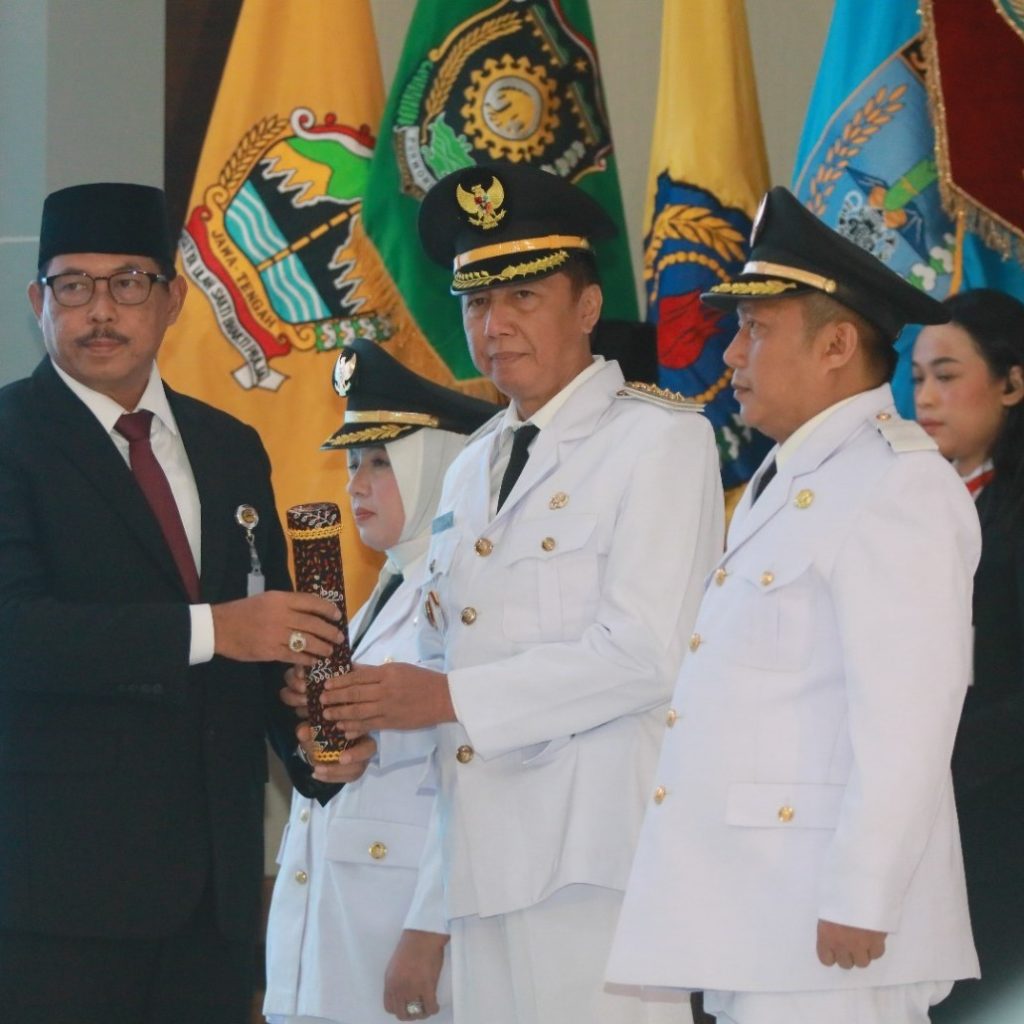 Pj Gubernur Jateng melantik bupati dan wali kota. Foto: Humas Pemprov Jateng