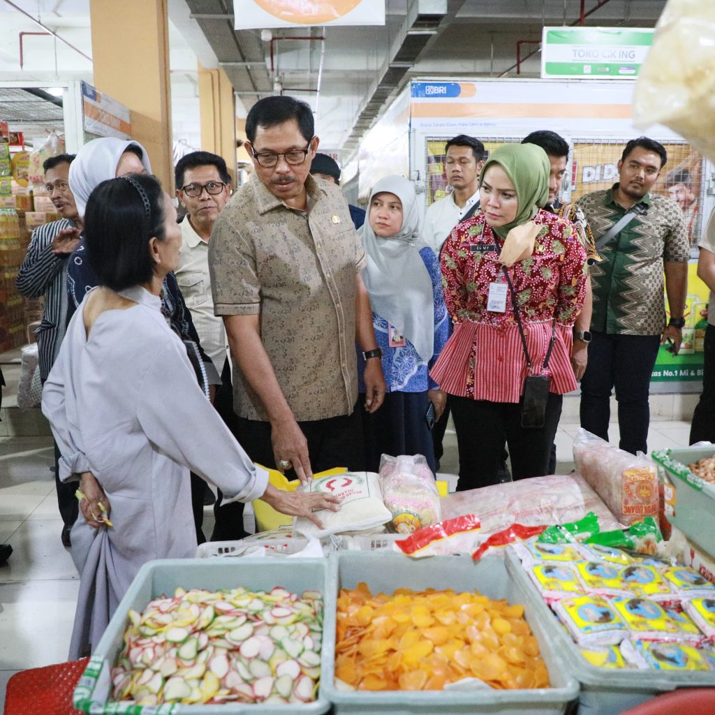 Harga Sejumlah Komoditas Pangan Sudah Mulai Turun, Pj Gubernur Jateng Sidak di Pasar Legi Solo 