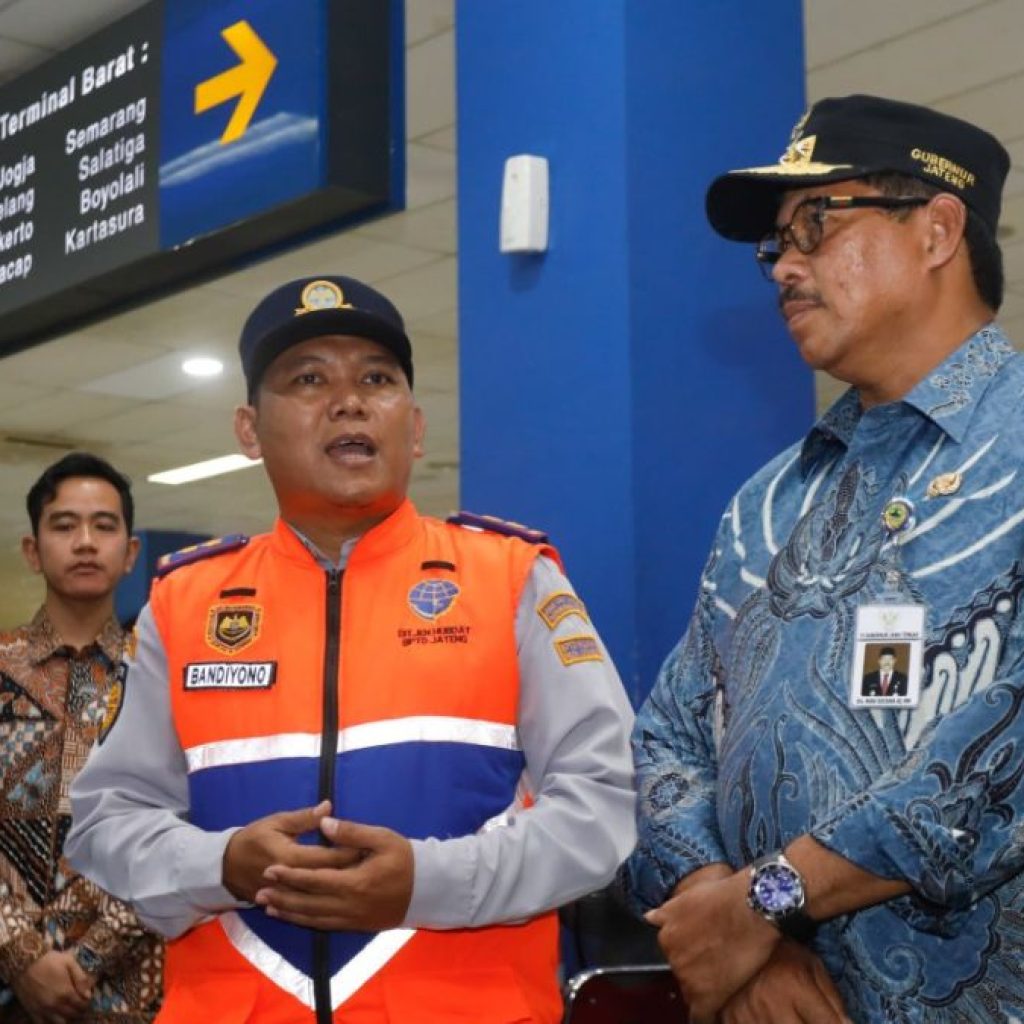 TUTURPEDIA - PJ Gubernur Jateng Sampaikan Petugas Sudah Siap Layani Pemudik Usai Pantau Terminal Tirtonadi dan Stasiun Balapan