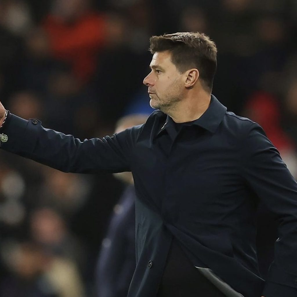 Penggemar Chelsea menyerukan nama Roman Abramovich saat pertandingan seri lawan Brentford. Foto: instagram.com/pochettino