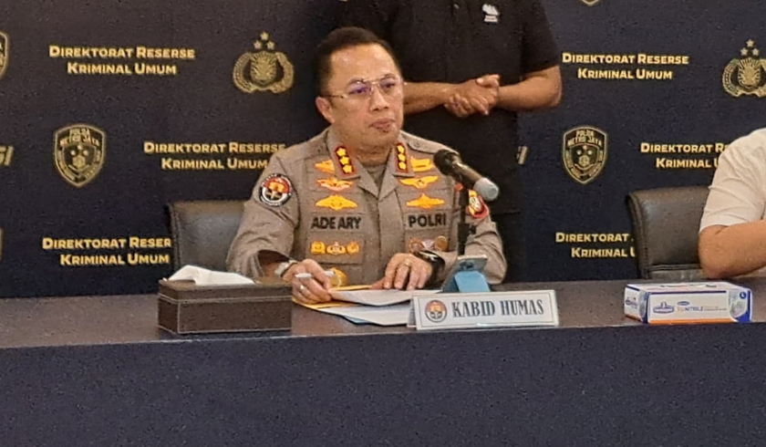 Polisi mengamankan oknum damkar atas dugaan kasus pelecehan terhadap anak kandungnya sendiri. Foto: PMJ News