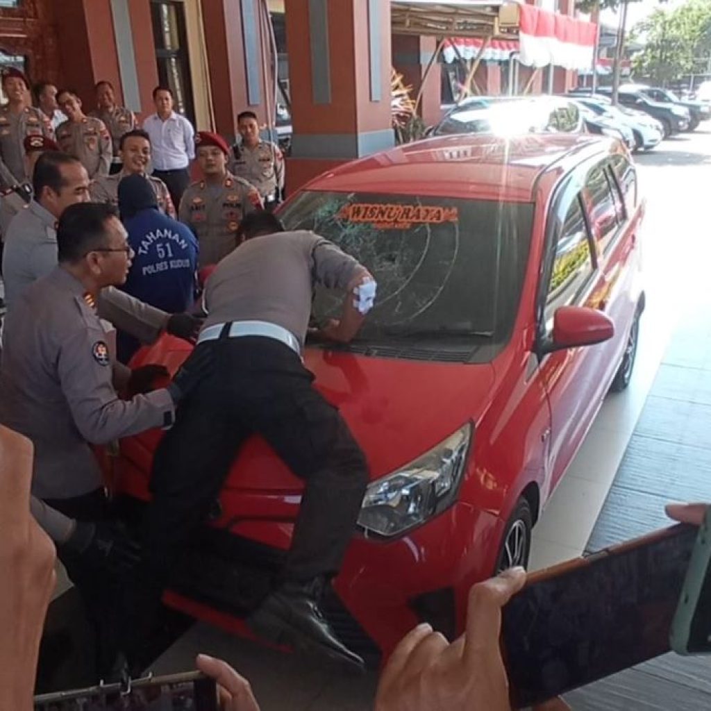 Polres Kudus reka adegan saat tersangkut di atas kap mobil pengguna mobil pelat nomor palsu. Foto: Istimewa