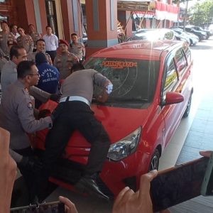 Panik Ketahuan, Pengemudi Mobil Bodong Dikejar hingga Anggota Polres Kudus Tersangkut di Atas Kap Mobil