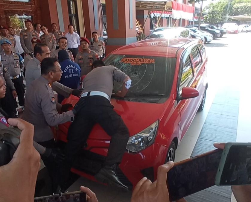 Polres Kudus reka adegan saat tersangkut di atas kap mobil pengguna mobil pelat nomor palsu. Foto: Istimewa