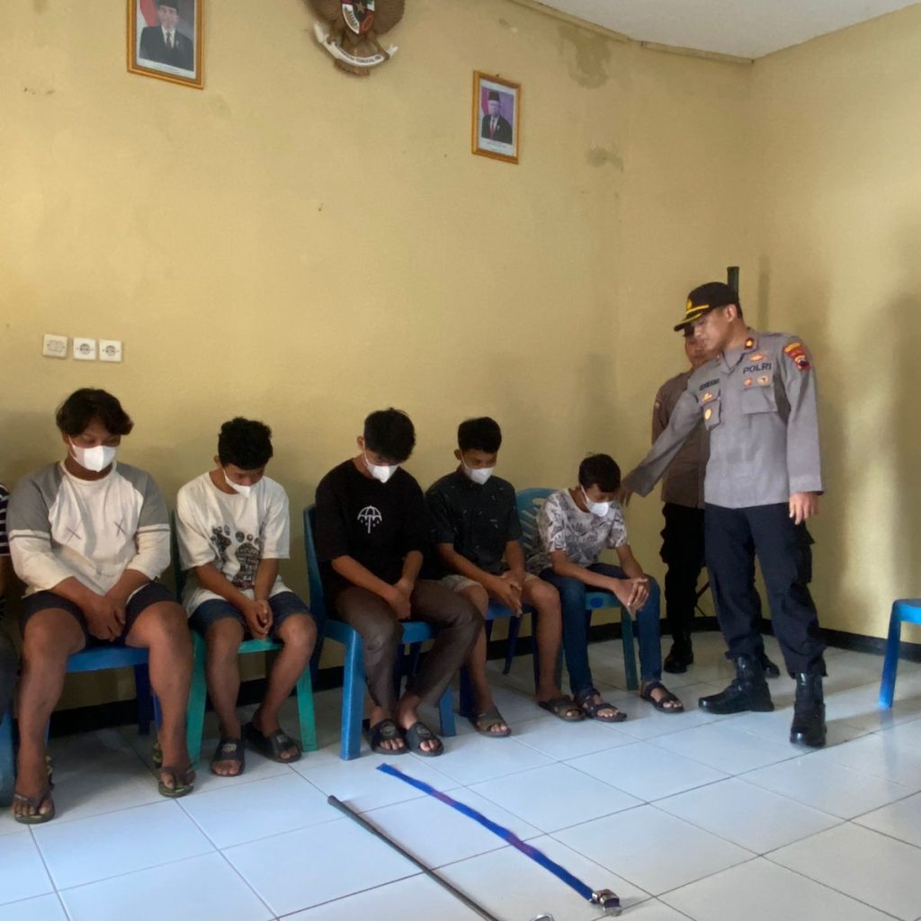 Polisi amankan 6 pelajar yang terlibat tawuran di Genuk Semarang. Foto: Istimewa