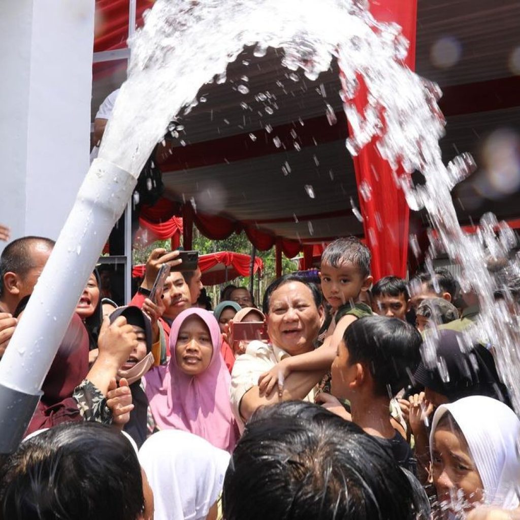 Menhan Prabowo meresmikan 16 titik sumur bor sumber air bersih di Jawa Tengah. Foto: Instagram.com/prabowo