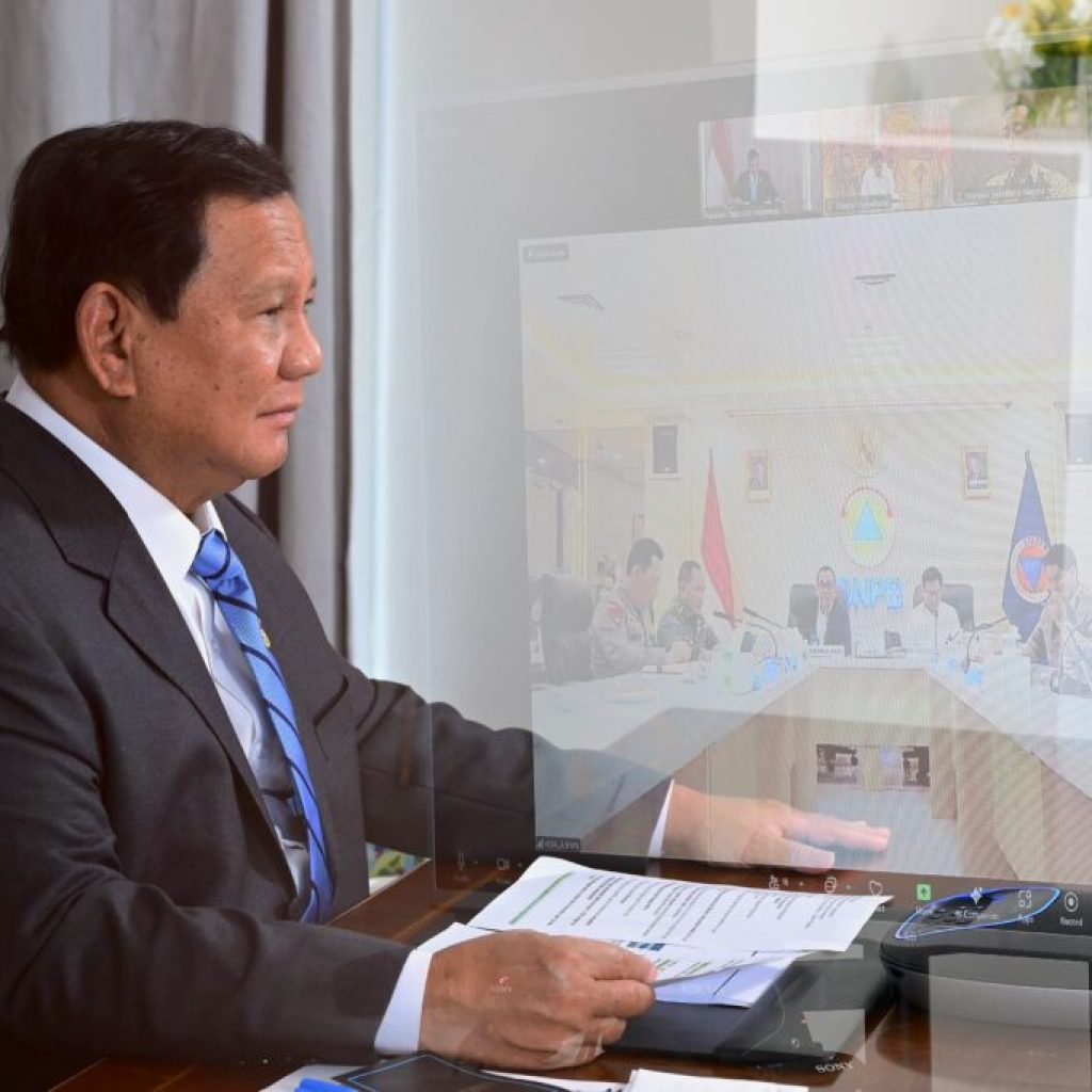 Presiden Prabowo melakukan video conference untuk update erupsi Gunung Lewotobi. Foto: BPMI Setpres