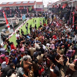 Prabowo Tinjau Rumah Apung di Muara Angke, Warga Berterima Kasih