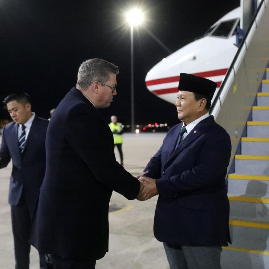 TUTURPEDIA - Tiba di Canberra, Prabowo Disambut oleh Menteri Industri Pertahanan Australia dan Jajaran Kehormatan
