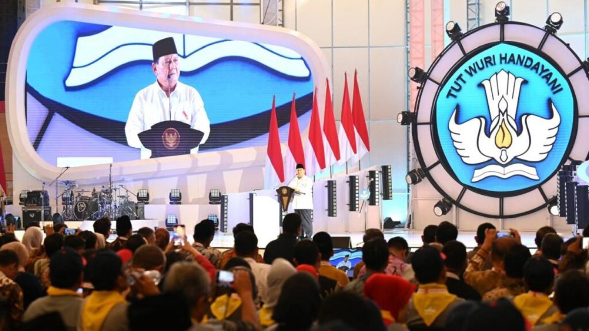 Presiden Prabowo sebut gaji guru akan naik mulai tahun 2025. Foto: BPMI Setpres/Kris