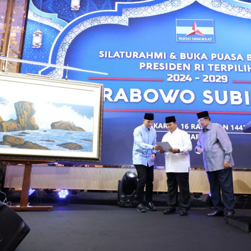 SBY beri lukisan untuk Prabowo Subianto. Foto: Istimewa